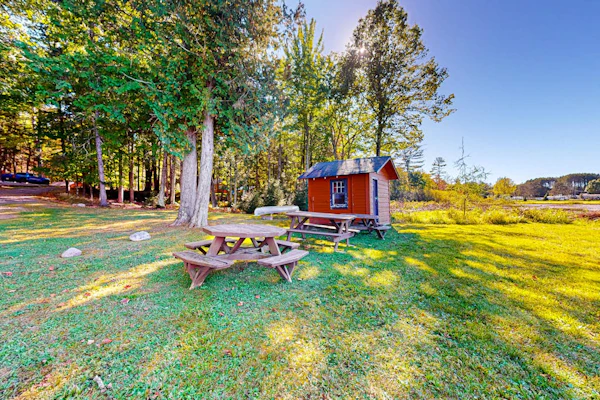 Rustic resort cabin with lake views, deck & access to docks, canoe, paddle boats