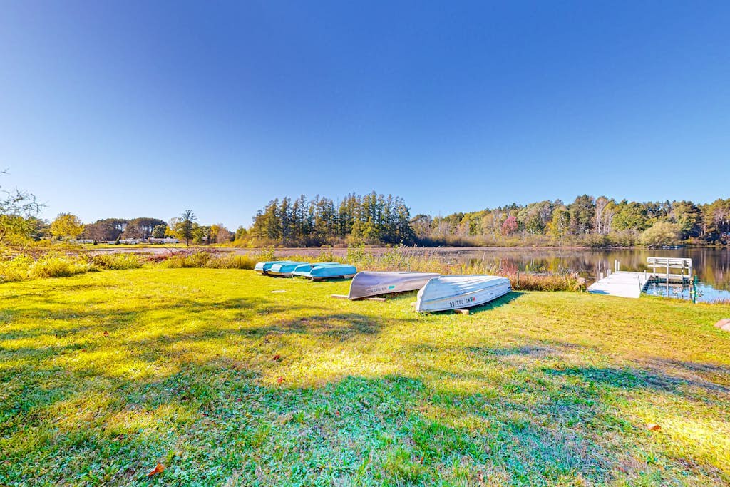 Rustic resort cabin with lake views, deck & access to docks, canoe, paddle boats