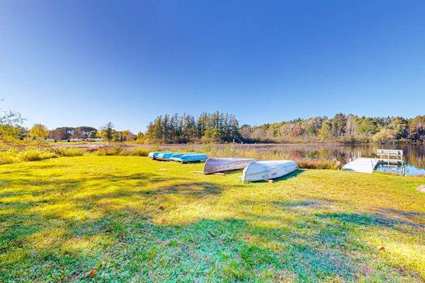 Rustic resort cabin with lake views, deck & access to docks, canoe, paddle boats