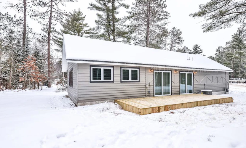 Nature retreat & cabin on snowmobile trails with firepit - dogs ok