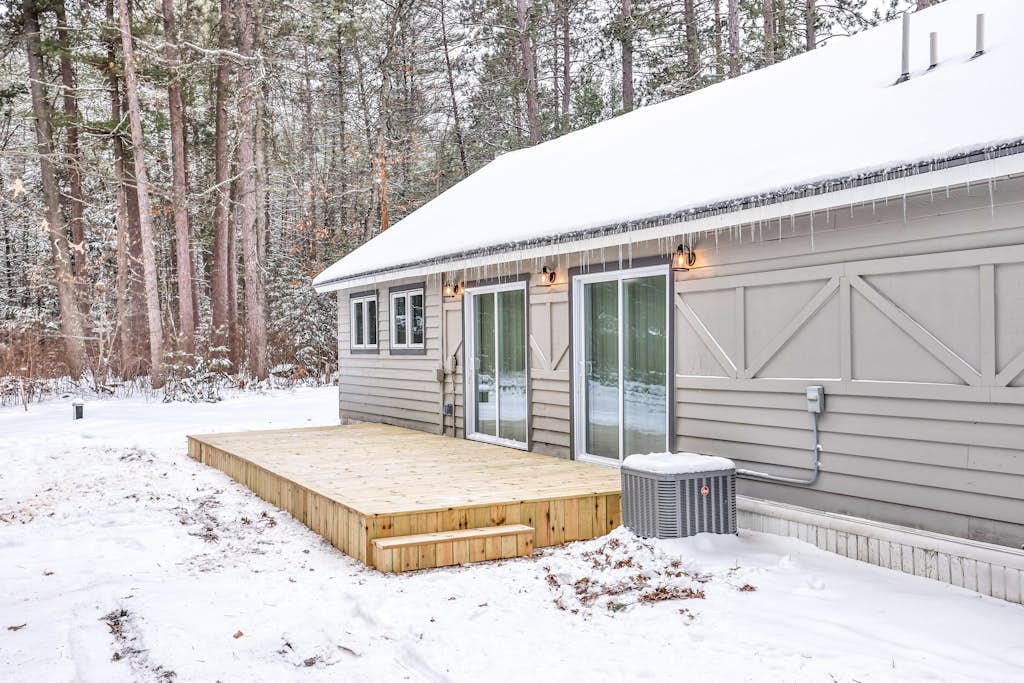 Nature retreat & cabin on snowmobile trails with firepit - dogs ok
