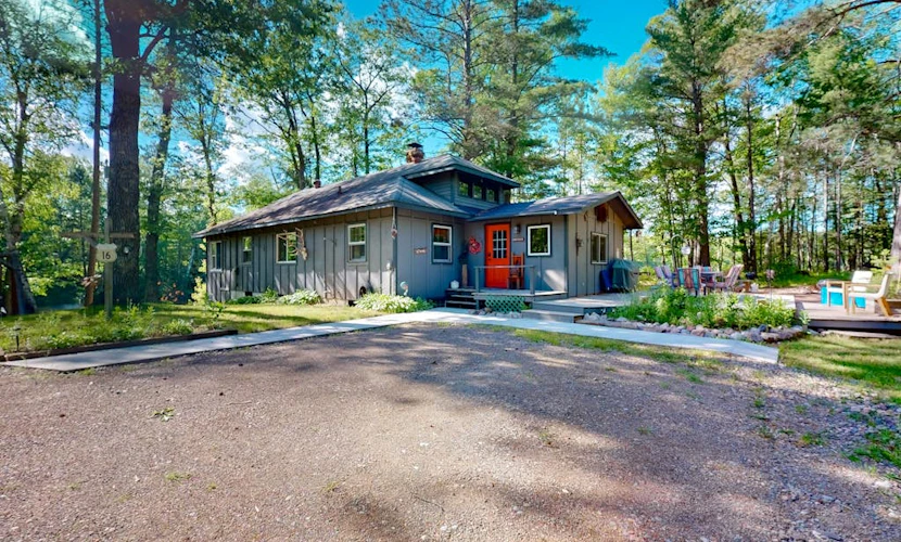 Riverside Home with Firepit, Gas Grill, and Washer/Dryer