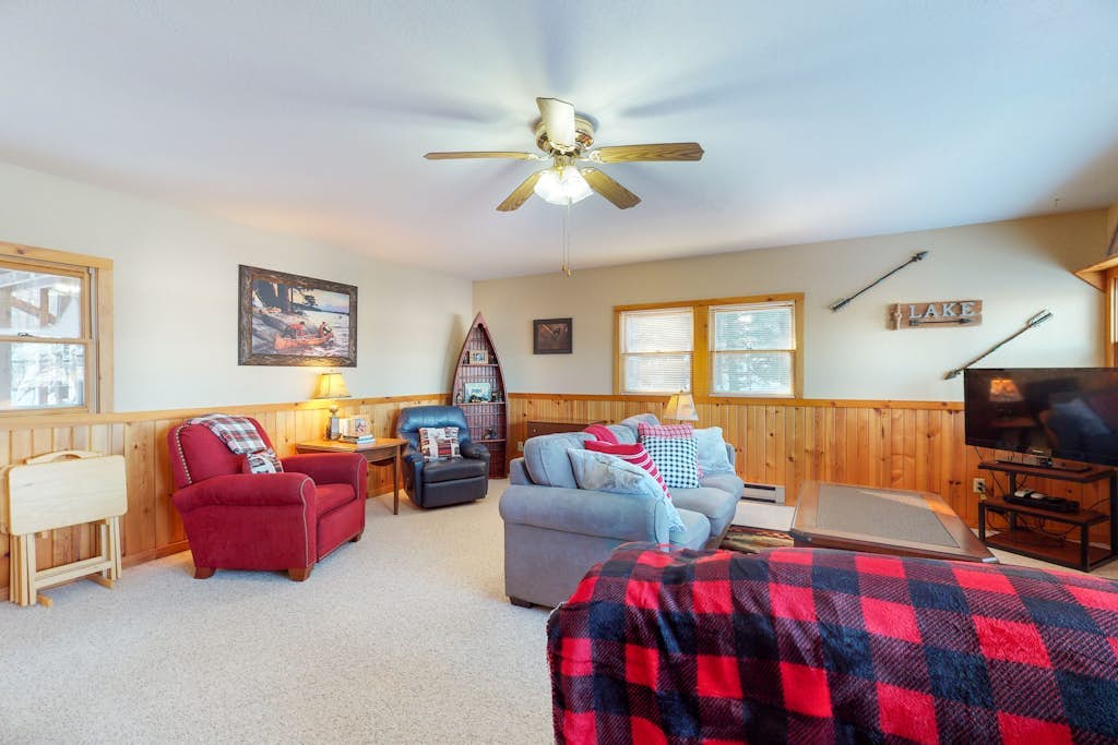 Lakefront, dog-friendly home with beach access, kayaks and firepit