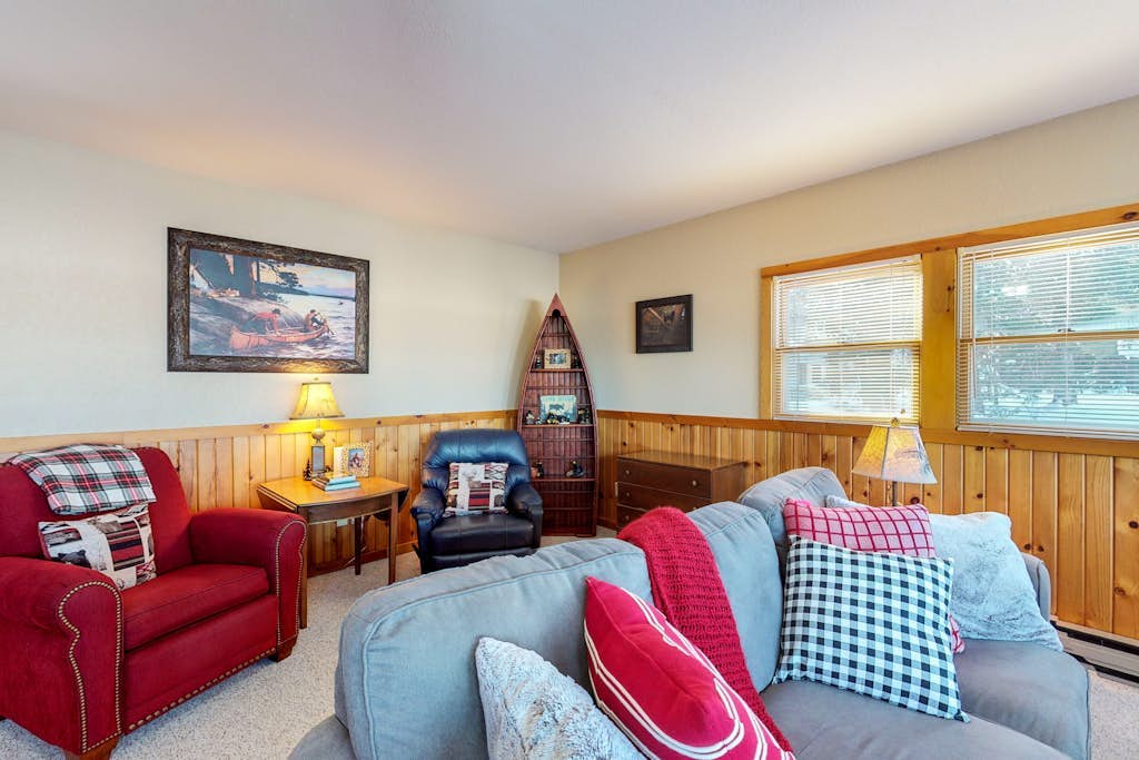 Lakefront, dog-friendly home with beach access, kayaks and firepit