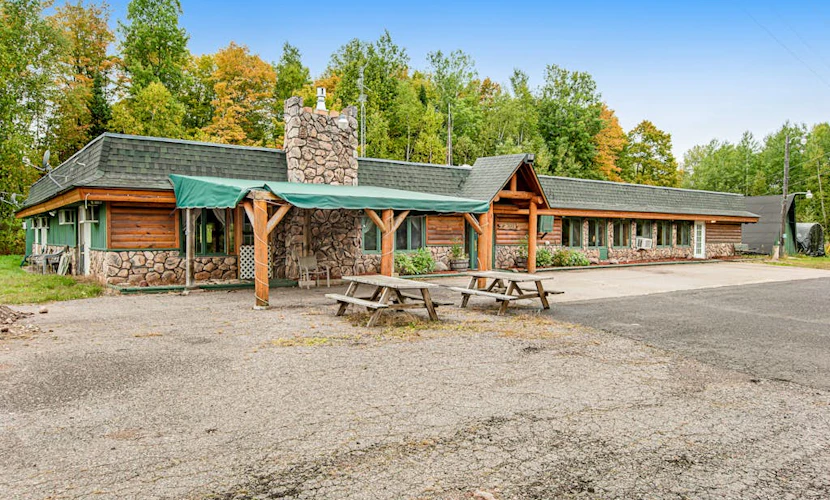 Full hotel with bar, commercial kitchen, pool table & fireplaces - dog-friendly