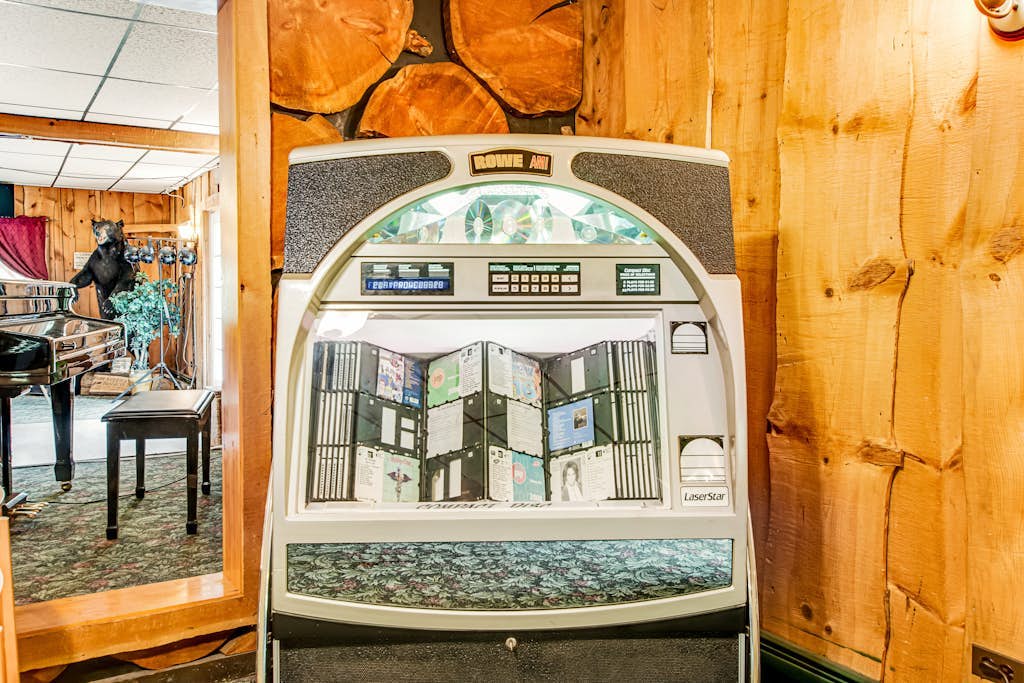 Full hotel with bar, commercial kitchen, pool table & fireplaces - dog-friendly