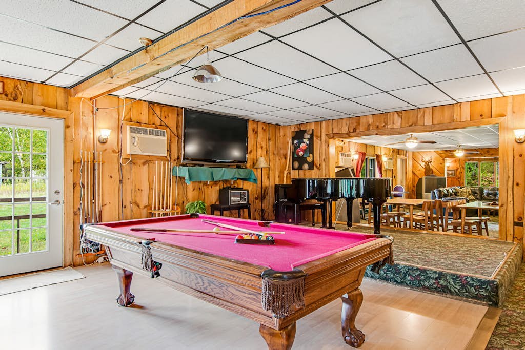 Full hotel with bar, commercial kitchen, pool table & fireplaces - dog-friendly