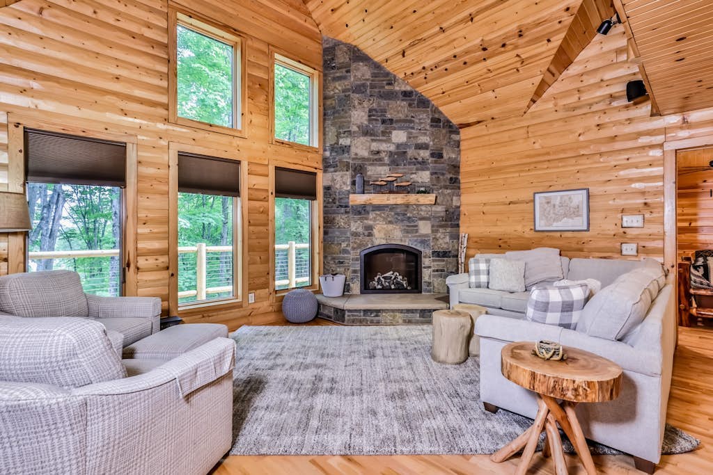 Woodland Wonderland | Spacious cabin-style house in Winchester with lake access