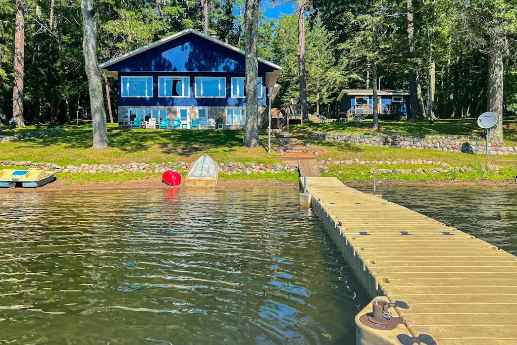 Lakefront Lodge w/ 2 additional cabins, private dock, firepit, kayak & hammock
