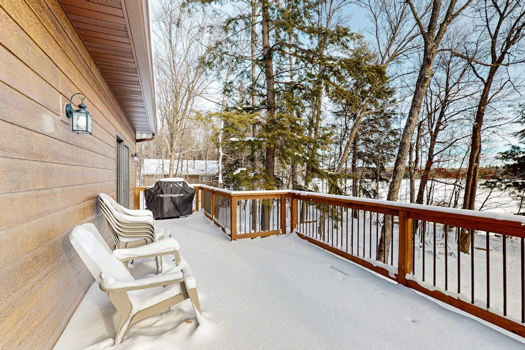 Lakefront escape on Sugar Maple w/ dock, firepit, kayaks, & gas grill- Dogs-OK