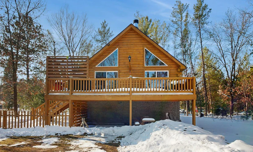 Charming Log Cabin- Boat, fish, hike & snowmobile—minutes to lakes & trails