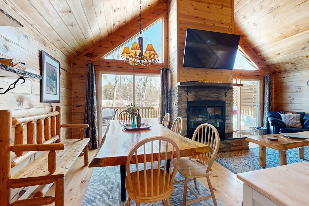 Charming Log Cabin-  Boat, fish, hike & snowmobile—minutes to lakes & trails