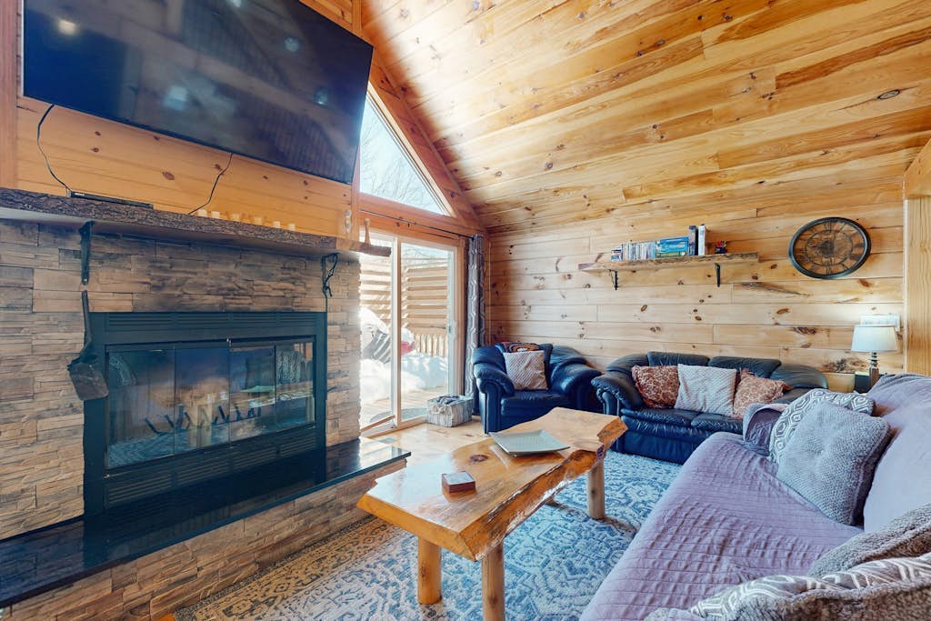 Charming Log Cabin-  Boat, fish, hike & snowmobile—minutes to lakes & trails