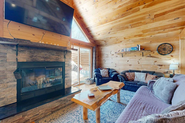 Charming Log Cabin- Boat, fish, hike & snowmobile—minutes to lakes & trails
