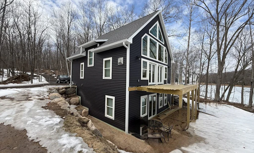 Lakefront Sunrise Lodge: fireplace, deck views, kayaks, pier & firepit