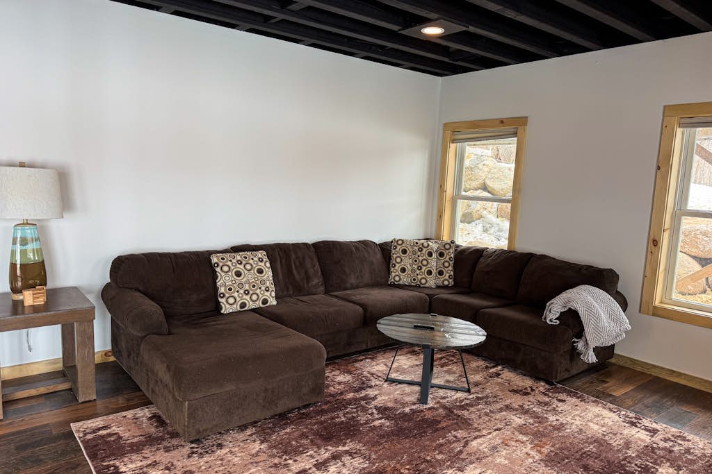 Lakefront Sunrise Lodge: fireplace, deck views, kayaks, pier & firepit