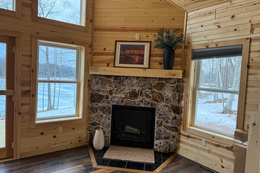 Lakefront Sunrise Lodge: fireplace, deck views, kayaks, pier & firepit