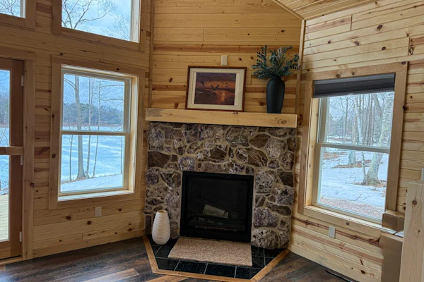Lakefront Sunrise Lodge: fireplace, deck views, kayaks, pier & firepit