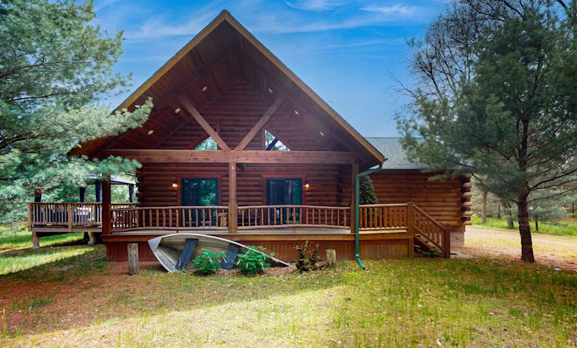 Peaceful log cabin with patio, gas grill, fire pit & WIFI