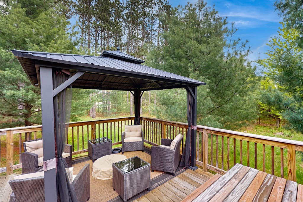 Peaceful log cabin with patio, gas grill, fire pit & WIFI