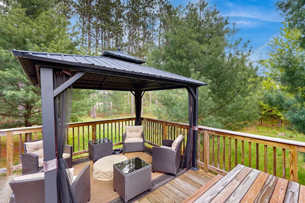 Peaceful log cabin with patio, gas grill, fire pit & WIFI