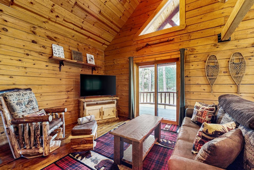 Peaceful log cabin with patio, gas grill, fire pit & WIFI
