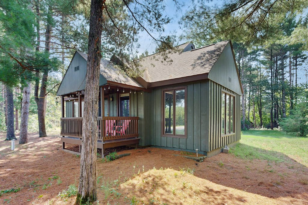 Cozy Green Cottage