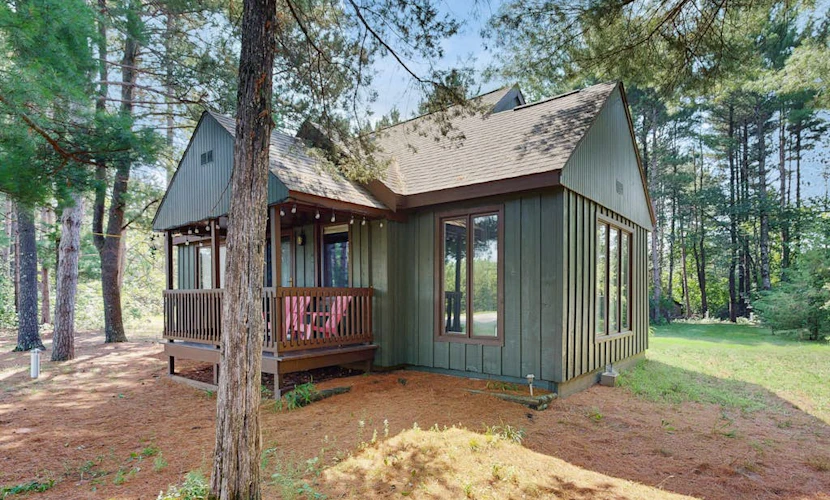 Cozy Home in the trees, w/ large yard, fire pit, gas grill, & WIFI