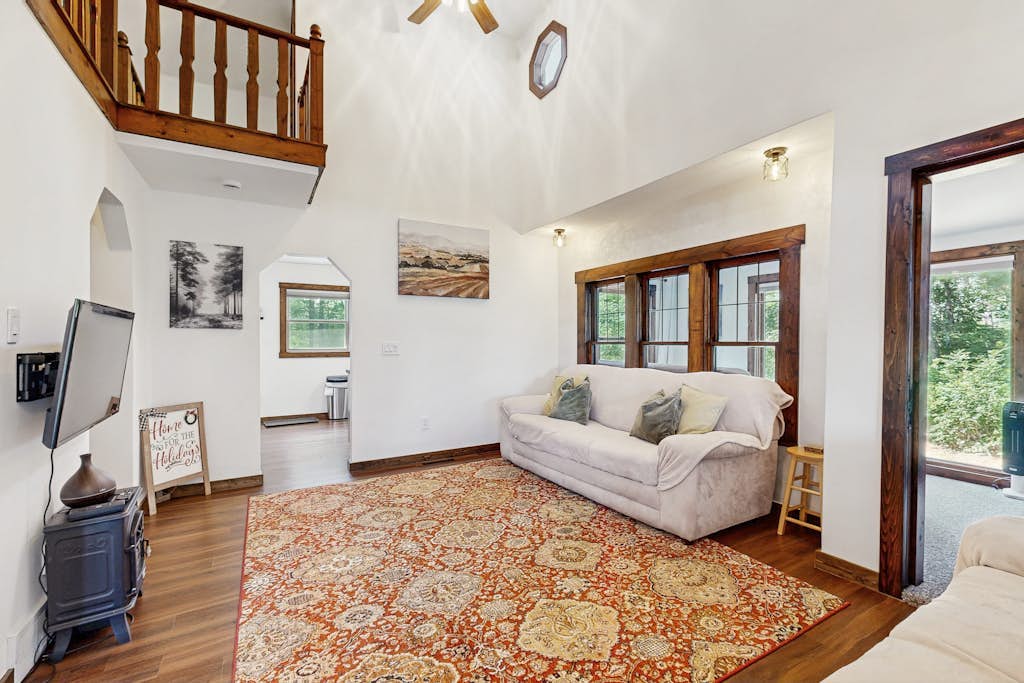 Cozy Home in the trees, w/ large yard, fire pit, gas grill, & WIFI
