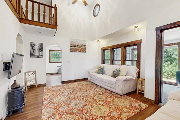 Cozy Home in the trees, w/ large yard, fire pit, gas grill, & WIFI
