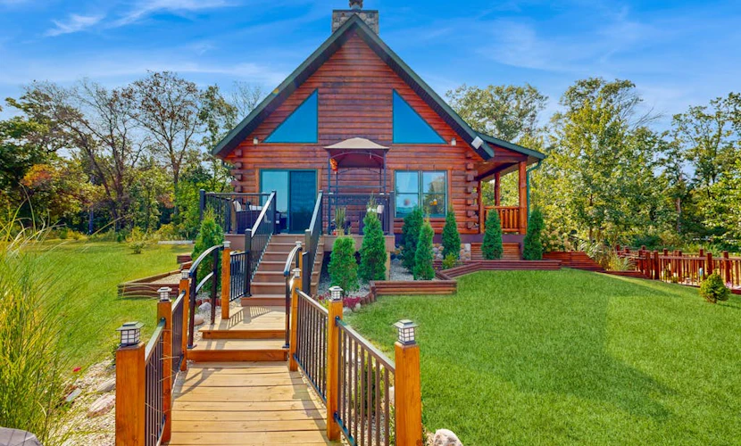 Charming & peaceful cabin with fire pit, deck, & great nature views - near golf