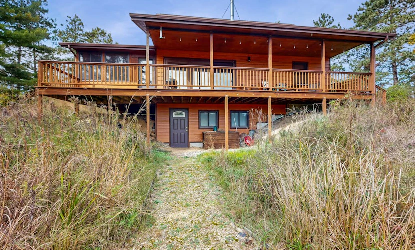 Peaceful lakeside retreat with prairie views, fire pit, grill, kayaks & canoe