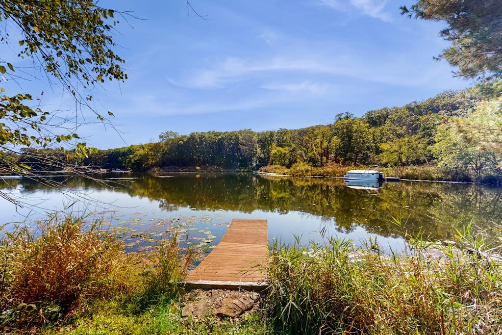 Peaceful lakeside retreat with prairie views, fire pit, grill, kayaks & canoe