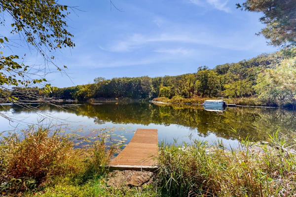 Peaceful lakeside retreat with prairie views, fire pit, grill, kayaks & canoe
