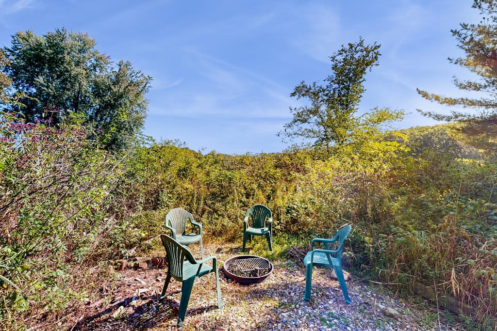 Peaceful lakeside retreat with prairie views, fire pit, grill, kayaks & canoe