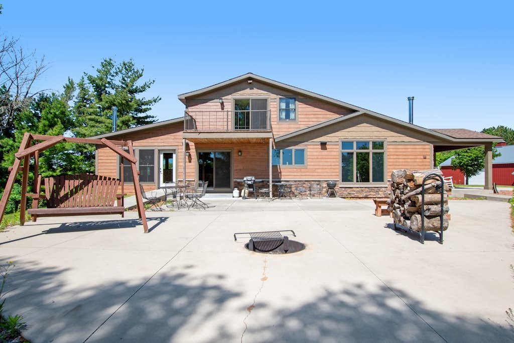 Stunning lodge with game room, balcony, central AC & washer/dryer