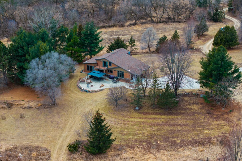 Stunning lodge with game room, balcony, central AC & washer/dryer