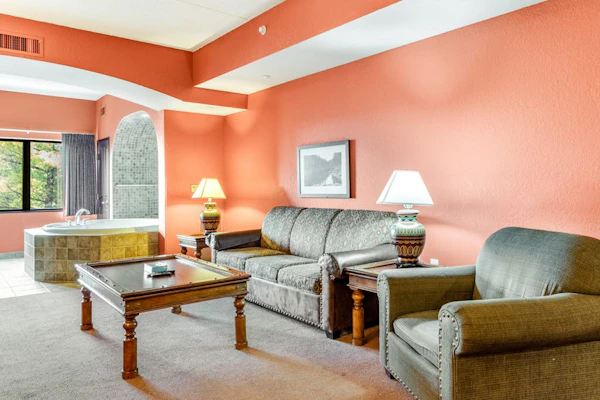 Riverside resort condo with full kitchen & on-site golf