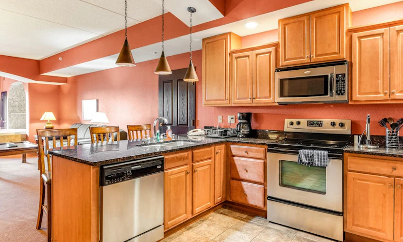 Riverside resort condo with full kitchen & on-site golf