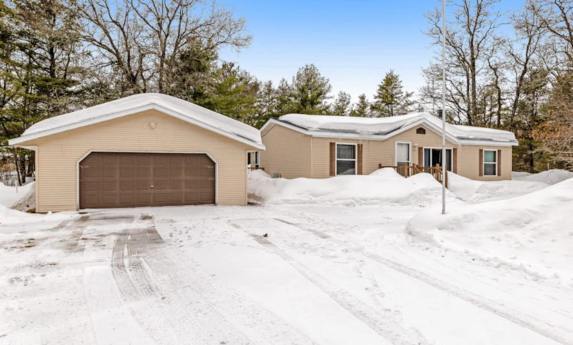 Charming home with gas grill, full kitchen, deck, patio, TV, and washer/dryer