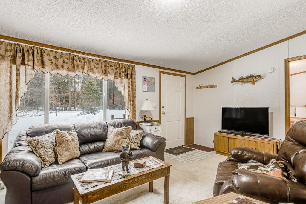 Charming home with gas grill, full kitchen, deck, patio, TV, and washer/dryer