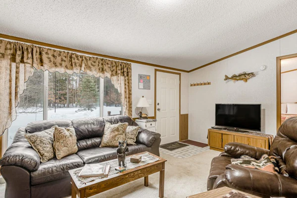 Charming home with gas grill, full kitchen, deck, patio, TV, and washer/dryer