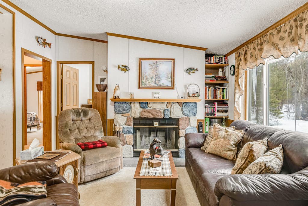 Charming home with gas grill, full kitchen, deck, patio, TV, and washer/dryer