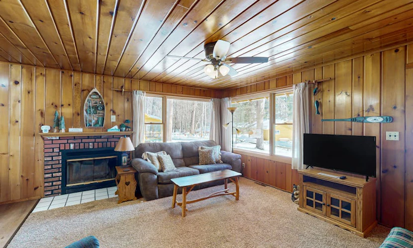 Lakeview cabin with dock access, kayaks, row boat, firepit & year-round fun