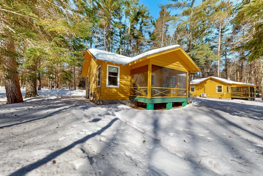 Lakeview cabin with dock access, kayaks, row boat, firepit & year-round fun