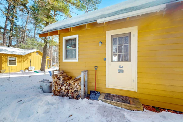 Lakeview cabin with dock access, kayaks, row boat, firepit & year-round fun