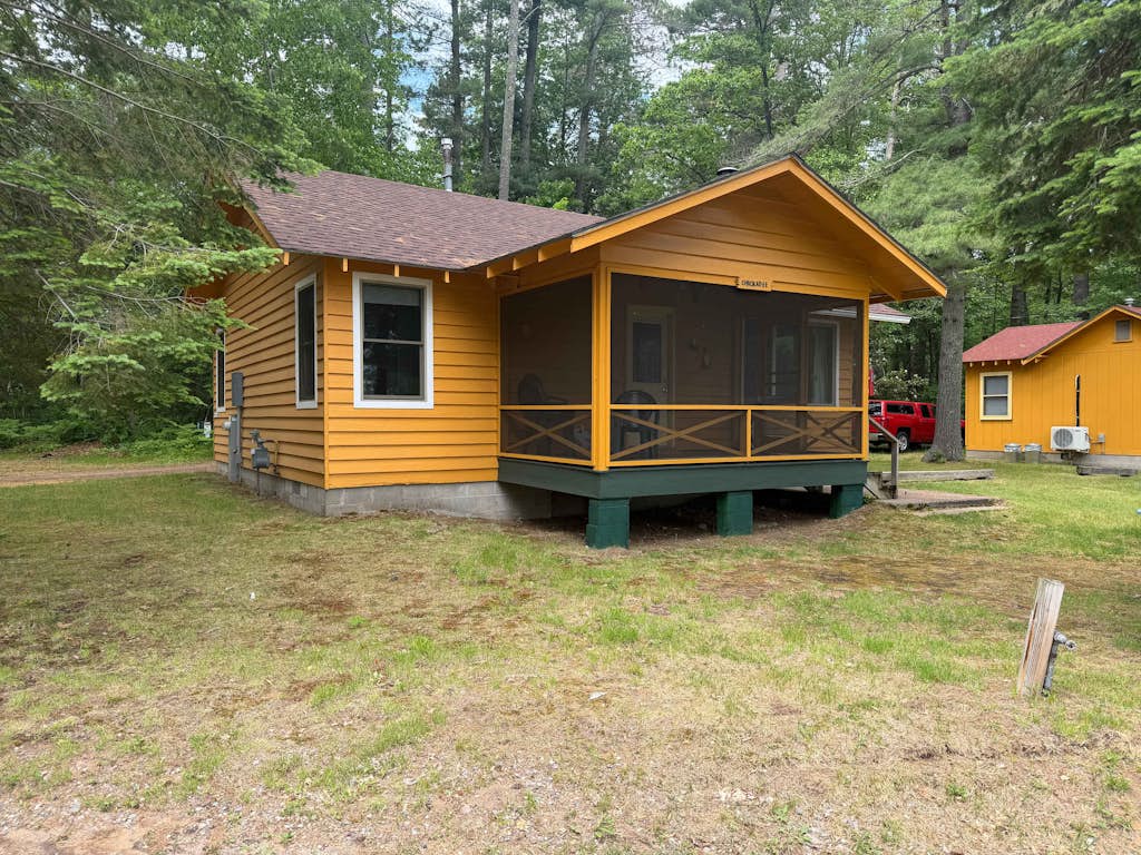 Lakeview cabin with dock access, kayaks, row boat, firepit & year-round fun