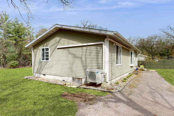 Charming Farm Country Retreat Near Wisconsin Dells Attractions, w/firepit & WIFI