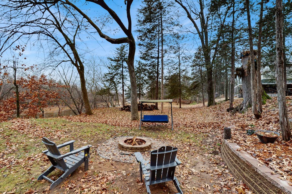 Modern Riverfront Home w/ gas fireplace, patio, grill, & washer/dryer, Dogs-OK