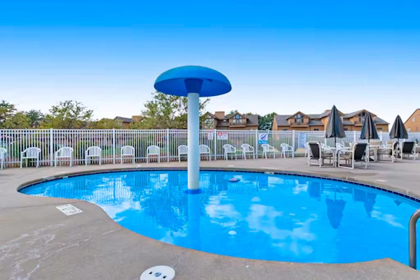 Golf Course View Condo, w/ Jetted Tub, Fireplace, Shared Pool & Hot tub